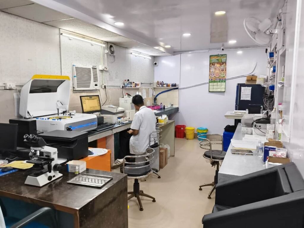 a pathologist working in a diagnostic lab